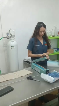 Veterinaria de Animal City trabajando en la clínica